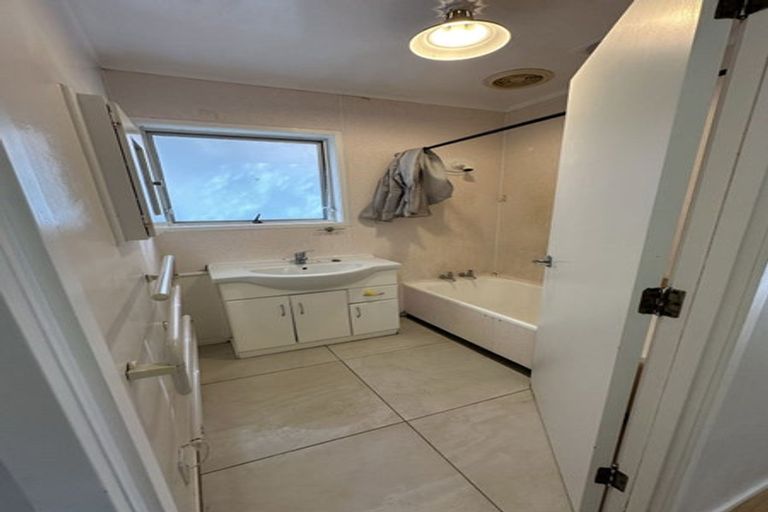 Photo of property in 1/3 Forsythe Place, Massey, Auckland, 0614