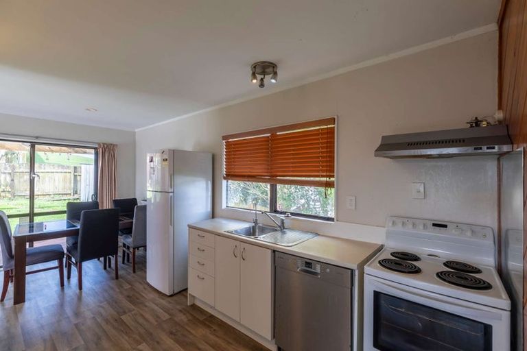 Photo of property in 2/23 Flaunty Place, West Harbour, Auckland, 0618