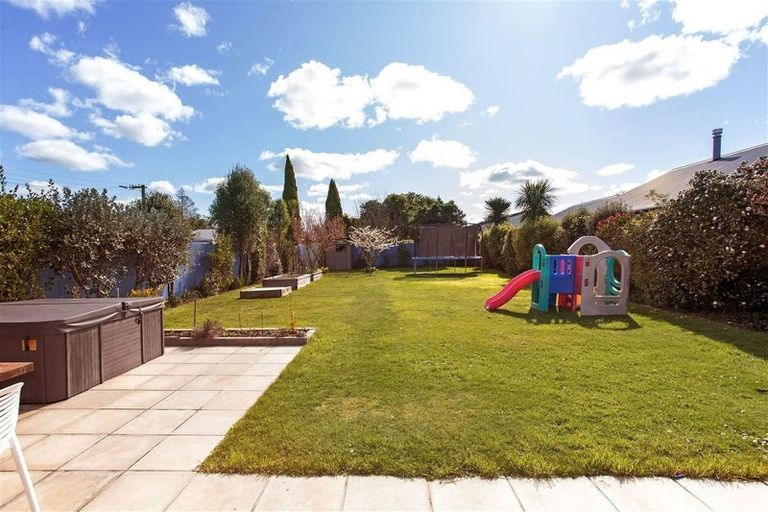 Photo of property in 28 Aorangi Road, Bryndwr, Christchurch, 8053