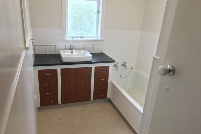 Photo of property in 16 Beaubank Road, Kelston, Auckland, 0602