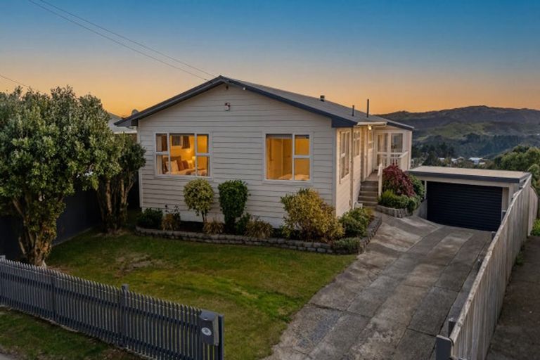 Photo of property in 32 Brooker Grove, Newlands, Wellington, 6037