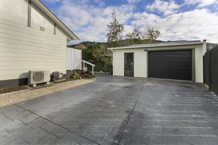 Photo of property in 42 Delaware Grove, Totara Park, Upper Hutt, 5018