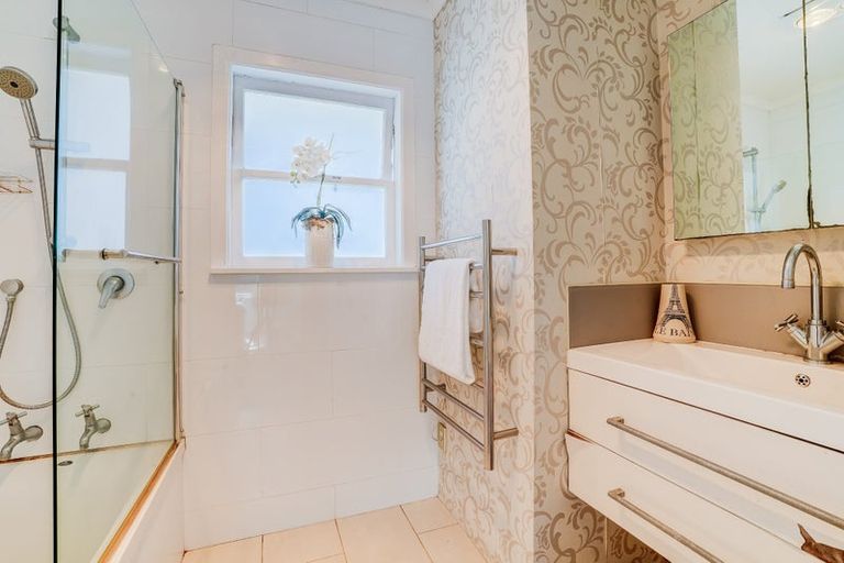 Photo of property in 242 Forrest Hill Road, Forrest Hill, Auckland, 0620