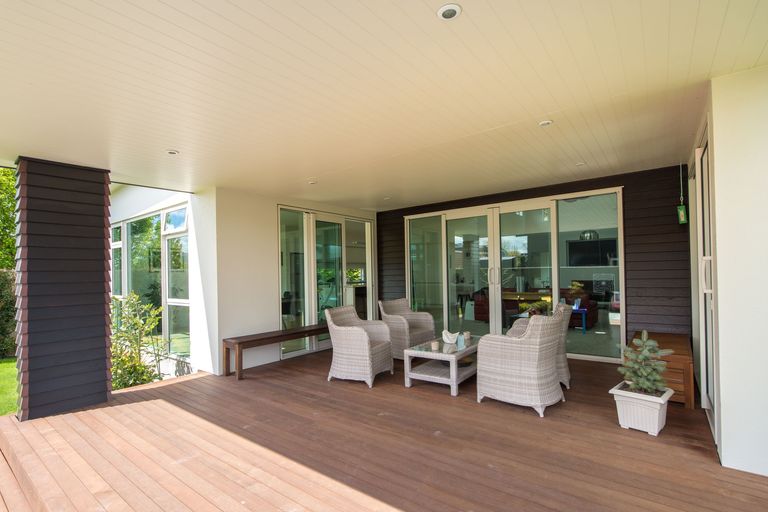 Photo of property in 16 Grand Oaks Drive, Awapuni, Palmerston North, 4412