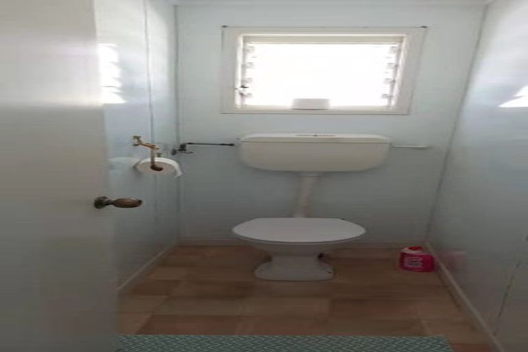 Photo of property in 10 Graham Avenue, Te Atatu Peninsula, Auckland, 0610