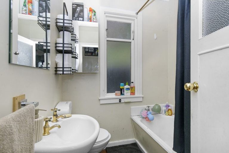 Photo of property in 33 Woodvale Grove, Fairfield, Lower Hutt, 5011