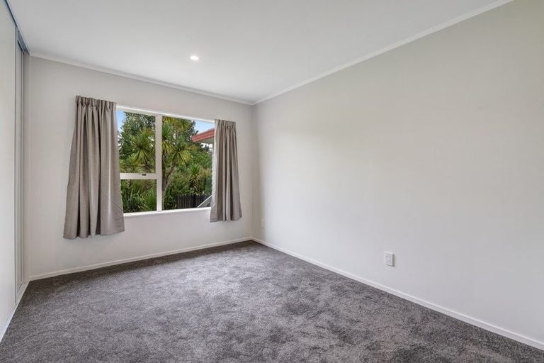 Photo of property in 2/2 Rook Place, Unsworth Heights, Auckland, 0632
