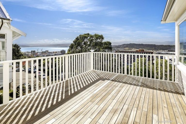 Photo of property in 18 Central Terrace, Kelburn, Wellington, 6012