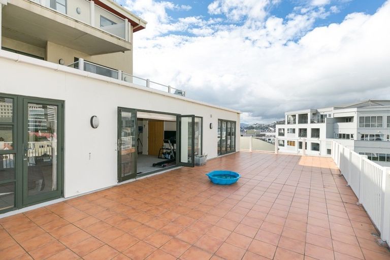 Photo of property in Endeavour Apartments, 6/125 Thorndon Quay, Pipitea, Wellington, 6011