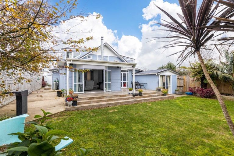 Photo of property in 8 York Crescent, Westown, New Plymouth, 4310
