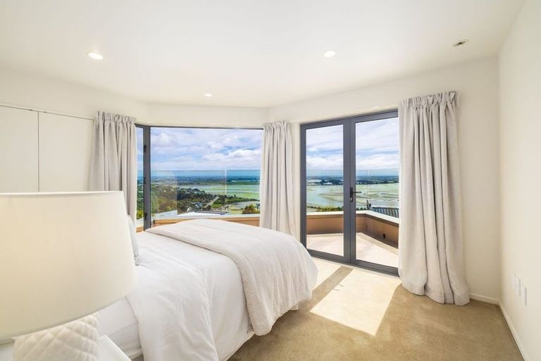 Photo of property in 6 Inverness Lane, Redcliffs, Christchurch, 8081