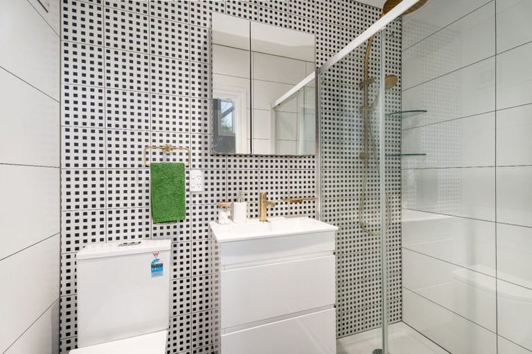 Photo of property in 50 Garden Road, Northland, Wellington, 6012