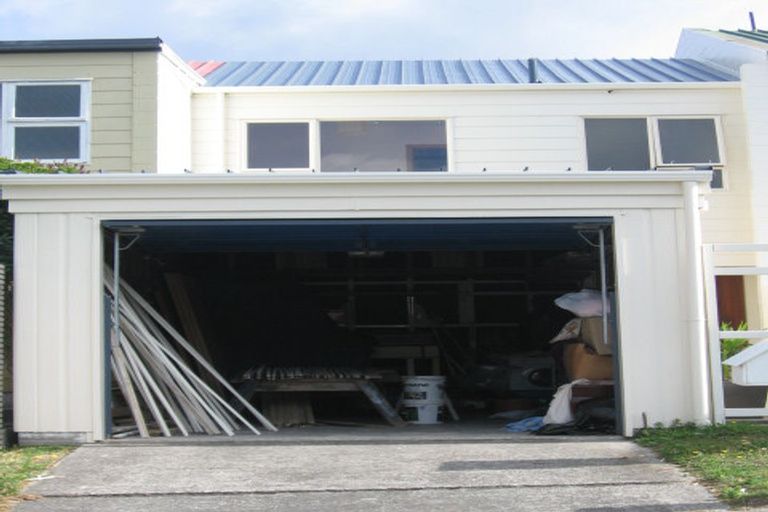 Photo of property in 121 Akaroa Drive, Maupuia, Wellington, 6022