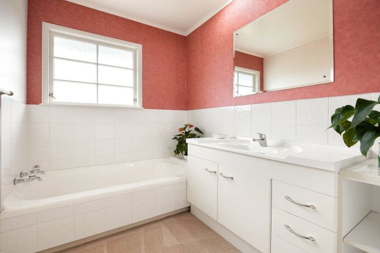 Photo of property in 65 Poaka Avenue, Dinsdale, Hamilton, 3204