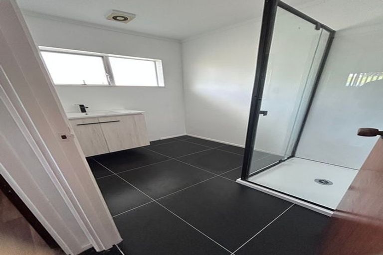 Photo of property in 1/361 Wairau Road, Totara Vale, Auckland, 0629