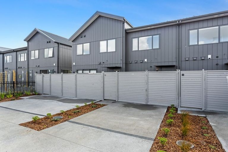 Photo of property in 12 Port Way, Rosehill, Papakura, 2113