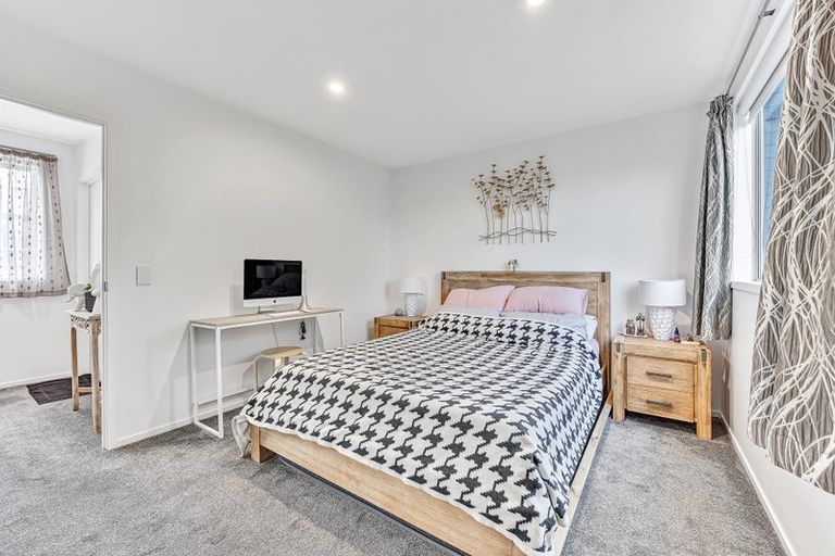 Photo of property in 2/24 Kelwyn Road, Kelston, Auckland, 0602