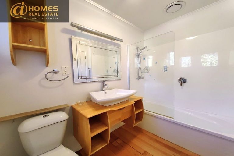 Photo of property in 35 Schnapper Rock Road, Greenhithe, Auckland, 0632