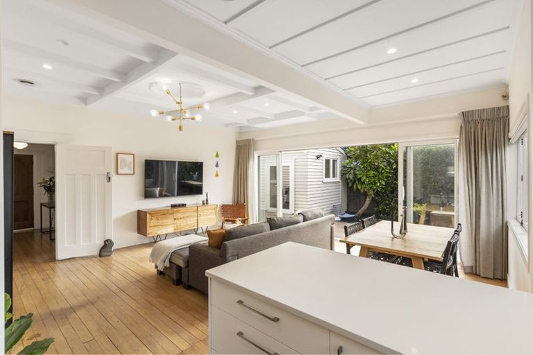 Photo of property in 2 Wernham Place, Northcote, Auckland, 0626