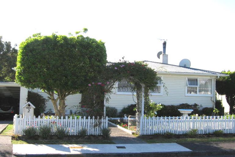 Photo of property in 2 Dolan Place, New Lynn, Auckland, 0600