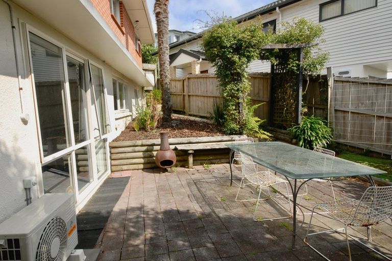 Photo of property in 2/24 Exeter Place, Unsworth Heights, Auckland, 0632