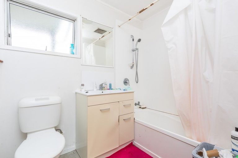 Photo of property in 2/6 Bundena Place, Clendon Park, Auckland, 2103