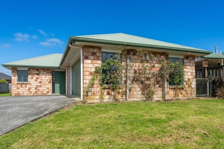 Photo of property in 10 Trillick Place, Tuakau, 2121