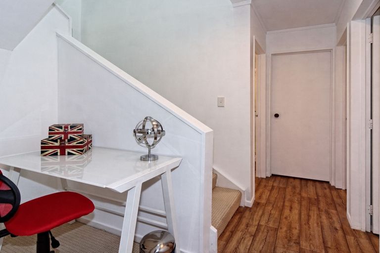 Photo of property in 17a Awaroa Road, Sunnyvale, Auckland, 0612