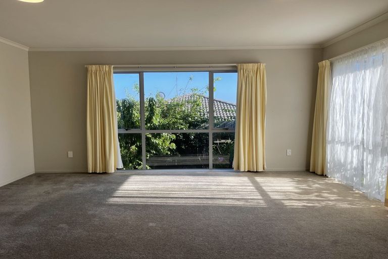 Photo of property in 14 Springtide Place, Red Beach, 0932