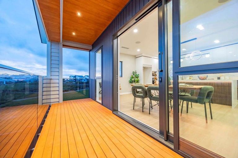 Photo of property in 32 Parkmore Drive, Rosehill, Papakura, 2113