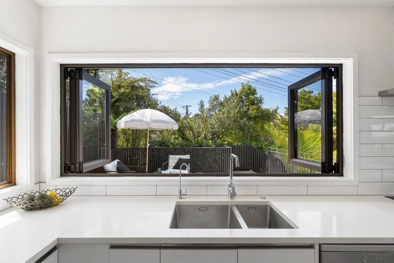 Photo of property in 2/86 Seaview Road, Castor Bay, Auckland, 0620
