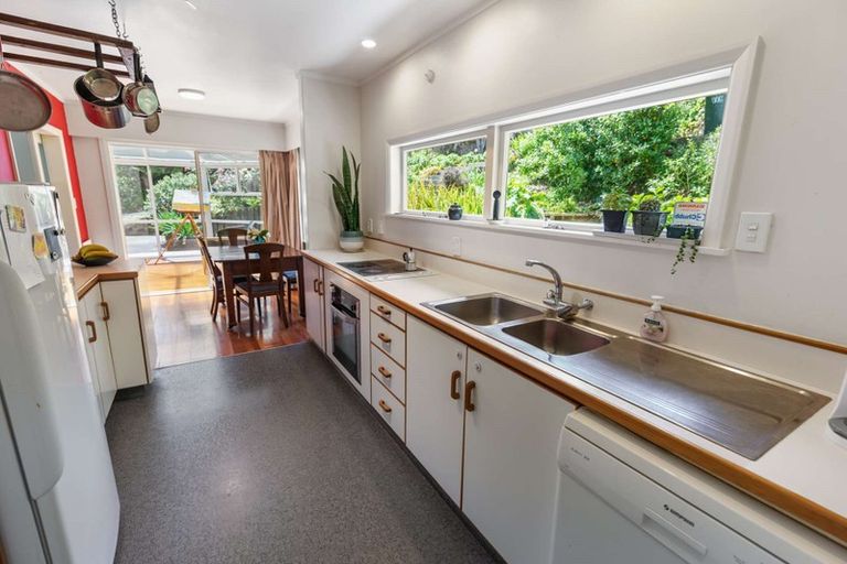 Photo of property in 18 Kiwi Crescent, Tawa, Wellington, 5028