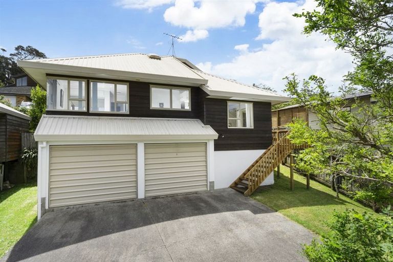 Photo of property in 2/18 Strabo Place, Windsor Park, Auckland, 0632