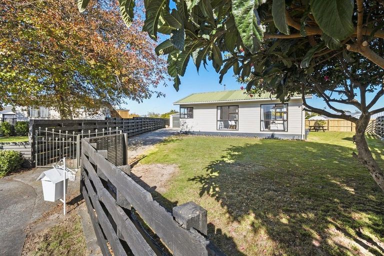 Photo of property in 18 Suzanne Grove, Kelvin Grove, Palmerston North, 4414