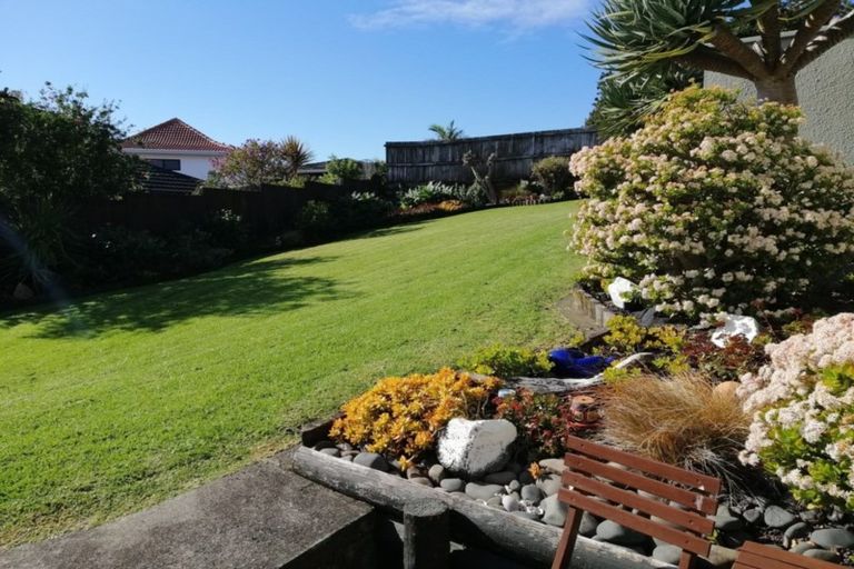 Photo of property in 70 Dalwhinnie Parade, Highland Park, Auckland, 2010