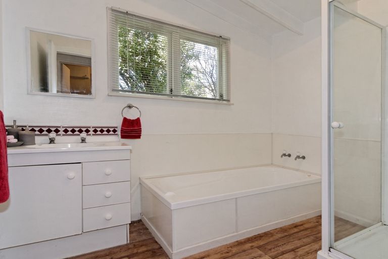 Photo of property in 17a Awaroa Road, Sunnyvale, Auckland, 0612