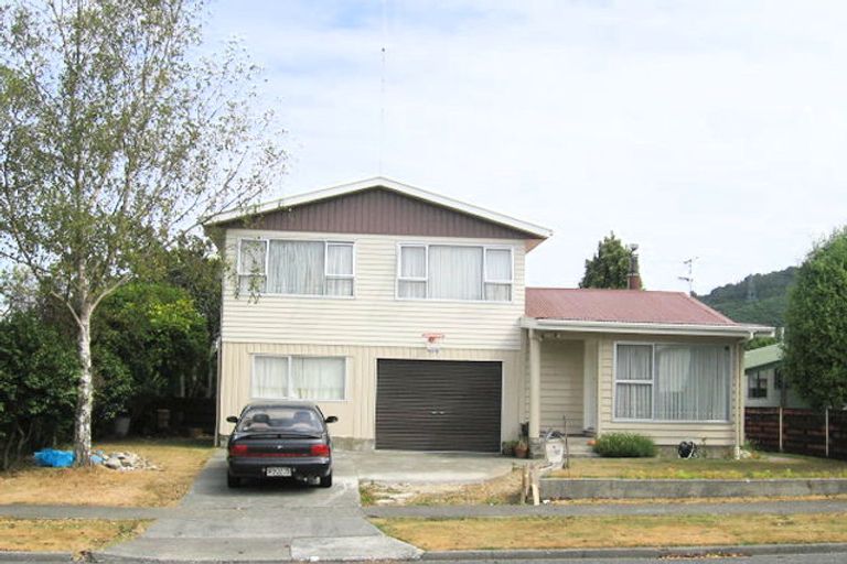 Photo of property in 5 Tacoma Drive, Totara Park, Upper Hutt, 5018