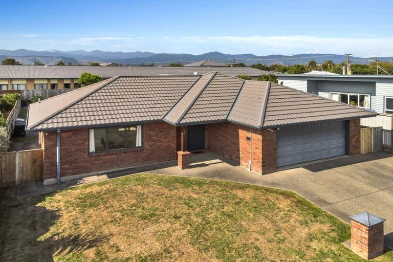 Photo of property in 4 Barry Curtis Place, Levin, 5510
