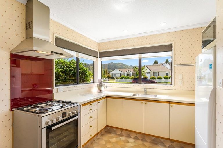 Photo of property in 1/24 Comeskey Grove, Elderslea, Upper Hutt, 5018