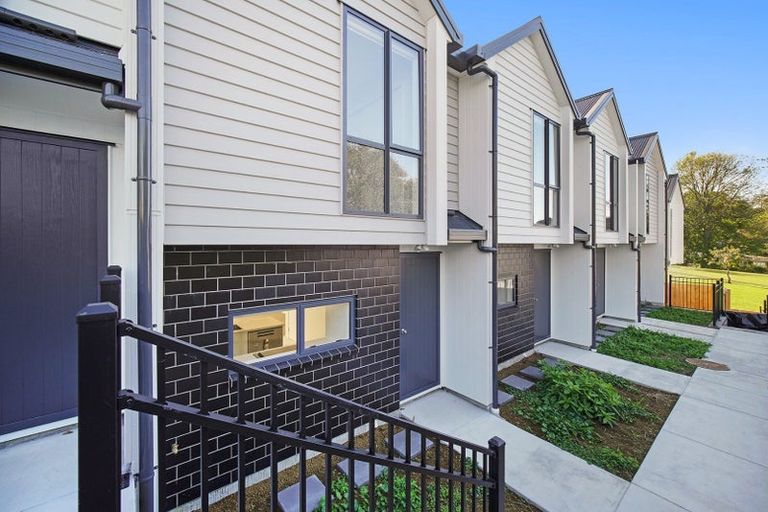 Photo of property in 3/31 Ayton Drive, Totara Vale, Auckland, 0629