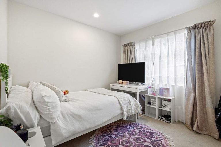 Photo of property in 8 Greenleaf Way, Northcross, Auckland, 0630