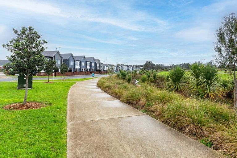 Photo of property in 17 Cara Avenue, Kumeu, 0810