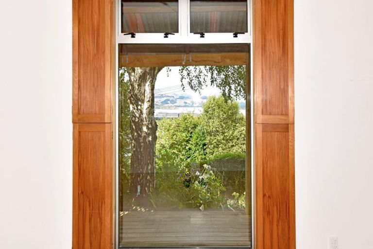 Photo of property in 16 Ripon Street, Lyttelton, 8082