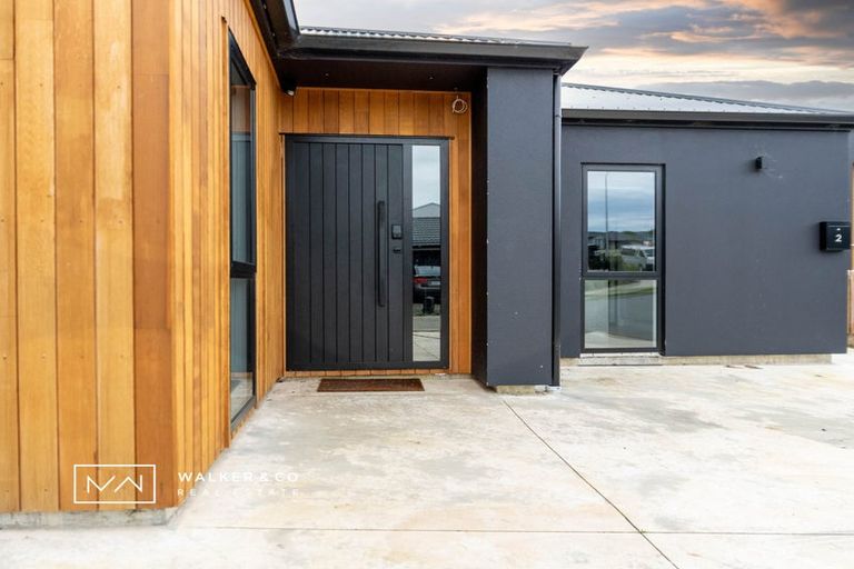 Photo of property in 2 Nikau Lane, Timberlea, Upper Hutt, 5018