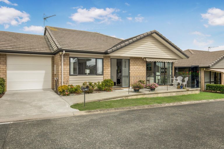 Photo of property in 46 Royalle Mews, Botany Downs, Auckland, 2010