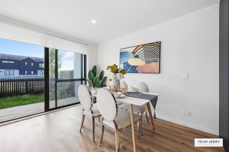 Photo of property in 2/1g Dishys Road, Flat Bush, Auckland, 2019