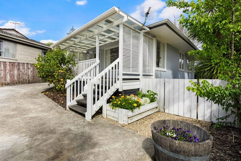 Photo of property in 3/99a View Road, Sunnyvale, Auckland, 0612