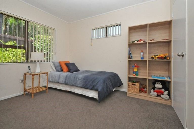 Photo of property in 1/6 Sevilla Place, Unsworth Heights, Auckland, 0632
