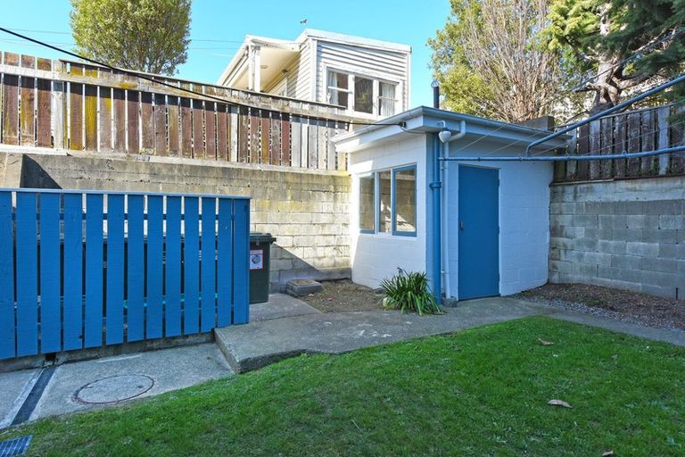 Photo of property in Victoria Court, 4/4 Queen Street, Mount Victoria, Wellington, 6011