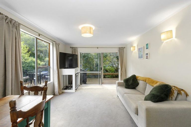 Photo of property in 2/5 Taunton Way, Pinehaven, Upper Hutt, 5019